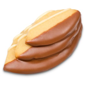 Ovale Plätzchen, teilweise mit Schokolade und Zuckerguss überzogen. Ausstecher Set für Küchenhelfer.