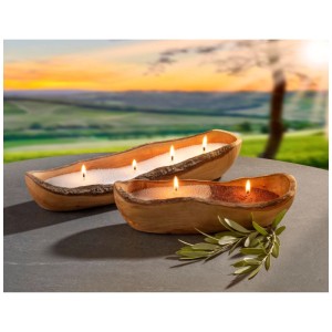 Zwei Holzschalen mit brennendem Kerzensand Wachs in Weiß und Espresso auf dunklem Tisch, vor Sonnenuntergang.