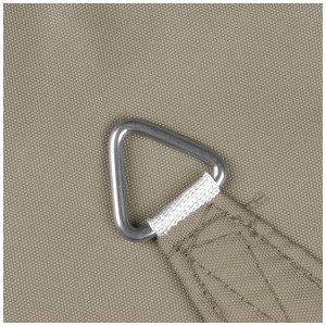 Gros plan : voile d'ombrage triangulaire taupe Cannes de Windhager avec anneau de fixation.