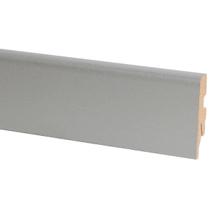 Plinthe en chêne gris antique, hauteur 60 mm, avec goulotte de câbles pour une conception murale propre.