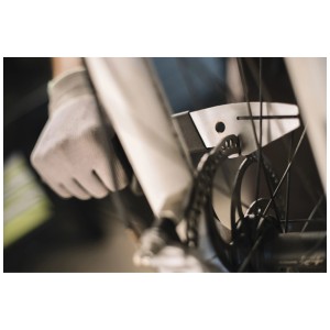 Birzman Bremsscheiben-Richtwerkzeug im Einsatz zum Richten einer Fahrrad-Bremsscheibe.