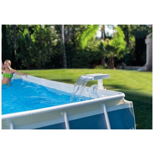 Cascade LED multicolore Intex au bord de la piscine avec écoulement d'eau et personne en arrière-plan.