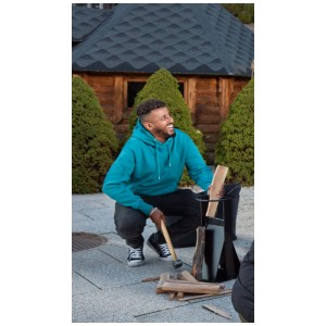 Homme fendant du bois avec le billot à fendre Nouvel Spaltstock Forte en acier noir et un marteau dans le jardin.