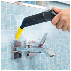 Set ugelli Kärcher Power in azione: ugello a getto mirato pulisce il rubinetto del bagno.