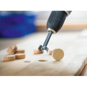 Foret Forstner LUX en utilisation : Foret à bois pour des trous nets dans le bois avec une perceuse.