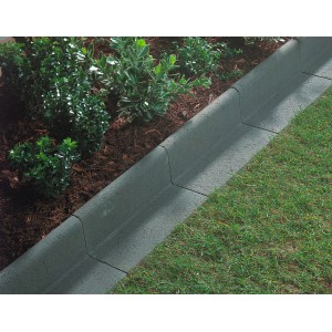 Bordure de parterre grise Kann en béton entre parterre et pelouse.