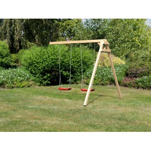 Extension balançoire double Karibu en bois naturel avec sièges rouges pour maisonnettes sur pilotis.