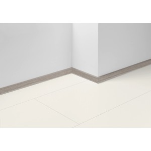Battiscopa Parador SL 3 D001 acacia, alto 40mm, come finitura a parete su pavimento chiaro.