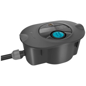 Système d'arrosage Gardena AquaPrecise : Boîtier de canalisation souterrain avec panneau solaire et raccord de tuyau.