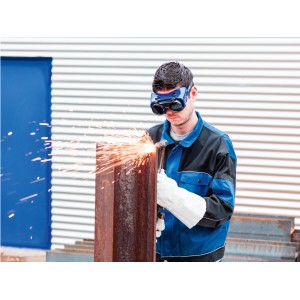 Soudeur utilisant des lunettes de soudure LUX Comfort lors du soudage de métal.