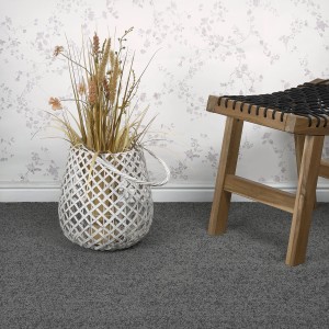 Moquette Andiamo Meryl Vlies couleur boue, au mètre avec décoration et tabouret