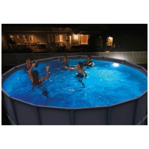 Éclairage de piscine LED Intex en utilisation : enfants nageant la nuit dans une piscine illuminée en bleu.