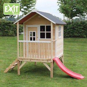 EXIT Loft 300 cabane en bois - naturel avec toboggan et escalier dans le jardin.