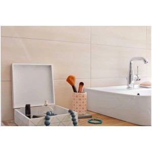 Carrelage mural Cersanit Cleo beige mat mélangé dans salle de bain avec lavabo et accessoires.