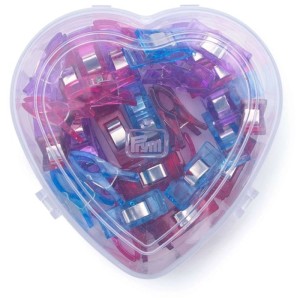 Prym Stoffclips Love, 40 Stk., in herzförmiger transparenter Box. Bunte Kunststoff-Clips für Näharbeiten.