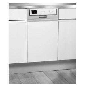 Lave-vaisselle intégrable Sharp QW-HS12S47ES-CH blanc, semi-intégré dans une cuisine.