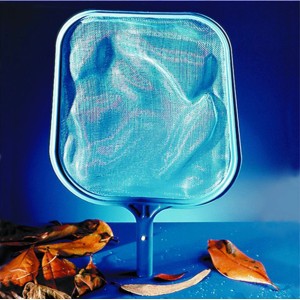 Écumoire de piscine bleue pour manche télescopique avec des feuilles dans l'eau.