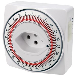 Mechanischer Timer für Hausfunksteuerung mit 24h Zyklus und Kinderschutz.