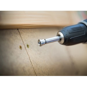 LUX Innenausbau-Bit Classic PZ2 in uso con cacciavite che avvita nel legno.