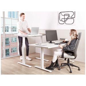 Weisser höhenverstellbarer Beliani Schreibtisch Destines im Büro, stehend und sitzend genutzt.