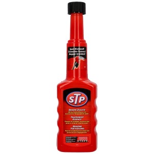 STP Additif essence 200ml en flacon rouge pour des moteurs propres et une consommation réduite.