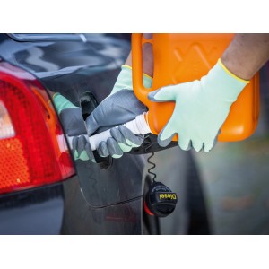 Guanti LUX Tank taglia 10 durante il rifornimento di un'auto con carburante.