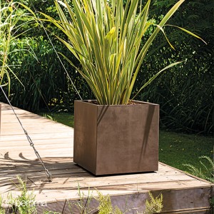 Pot de fleurs carré marron Deroma Millennium, 39x39x39 cm, avec plante sur terrasse en bois.