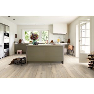 Helle Küche mit Egger Designboden GreenTec EHD013 Monfort Eiche Weiss in Holzoptik.