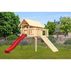 Karibu Cabane sur pilotis Fidel avec toboggan rouge et rampe en bois dans le jardin.