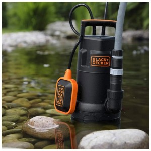 Pompe à eau Black+Decker BXUP750PTE dans l'eau, avec interrupteur à flotteur. Idéale pour le jardin et la maison.