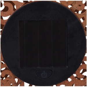 Detailaufnahme der Solarleuchtkugel aus Metall in Rostoptik, mit Solarpanel und Ein-/Ausschalter.
