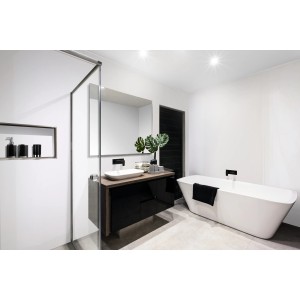 Salle de bain moderne avec panneaux muraux blancs Grosfillex et baignoire.