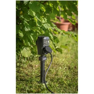 Picchetto da terra GardenLine con timer e sensore crepuscolare in giardino.