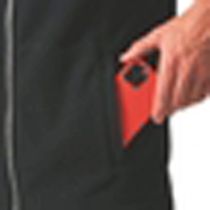 Gros plan : Veste polaire noire pour homme avec la main dans la poche latérale. Vêtement de travail.