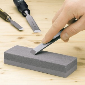 Pierre à aiguiser LUX Classic avec ciseau sur bois. Outil pour affûter les rabots et les ciseaux.