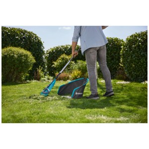 Cesto raccoglierba Gardena per rasaerba elicoidale in uso per raccogliere l'erba tagliata.