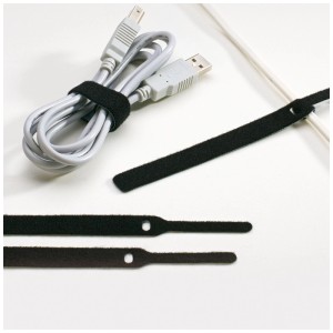 Attaches velcro noires pour regrouper les câbles, accessoire ordinateur et multimédia.