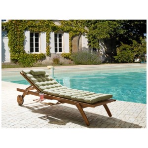 Akazienholz Sonnenliege Cesana mit grüner Auflage am Pool. Verstellbare Gartenliege mit Rollen und Ausziehtablett.