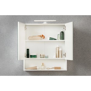 Meuble de salle de bain à miroir Badmobil blanc ouvert avec deux portes et divers articles de toilette.