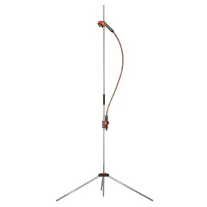 Doccia da giardino Gardena Trio con treppiede, soffione flessibile e regolazione in altezza.