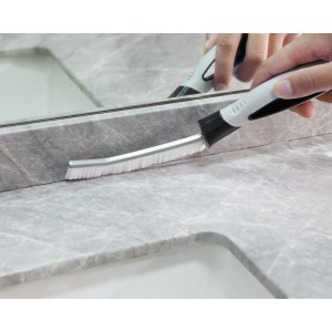 Brosse multi-usage (27,2 cm) nettoyant les joints de carrelage dans la salle de bain.