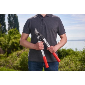 Cesoia Felco 211-60 con testa di taglio tirante (60 cm) tenuta in mano da una persona.