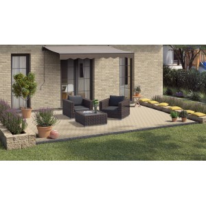 Dalles de pavage en béton Etrusco couleur sable (14x14x5 cm) posées sur une terrasse avec mobilier de jardin.