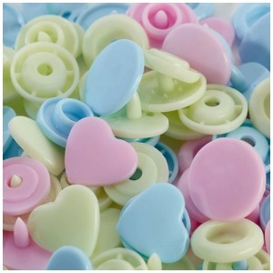 Bottoni a pressione Prym Color Snaps a forma di cuore in colori pastello, 30 pz per abbigliamento neonato e bambino.