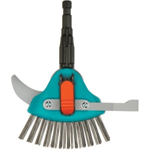 Puliscifughe 3in1 Gardena Combisystem con coltello, arco e spazzola per rimuovere erbacce e muschio.