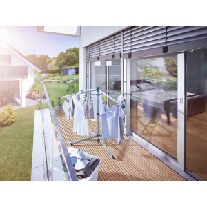 Séchoir parapluie Leifheit LinoPop Up 140 avec linge sur balcon. Étendoir compact pour la maison et le voyage.