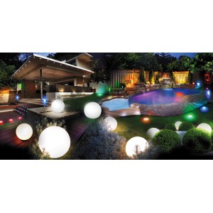 Giardino illuminato con sistema di illuminazione per esterni Easy Connect e cavo di collegamento.