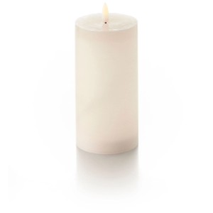 Ecrufarbene Balthasar LED-Zylinderkerze Rustico aus Paraffin, 15 cm hoch.