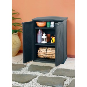 Mobiletto Keter Rattan Mini aperto color antracite con due ripiani in giardino.