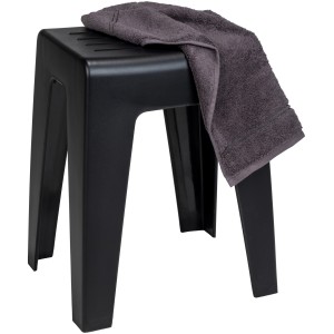 Tabouret de salle de bain noir Wenko Kumba en plastique avec serviette grise.